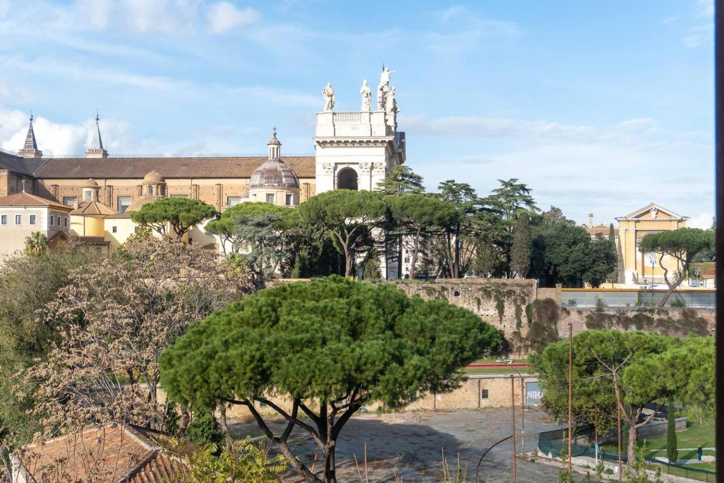 Divine View * Roma